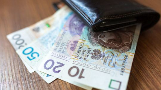 Dostaną 1300 złotych za nic. I tak przez dwa lata. To nie żart. Tak będzie w Polsce