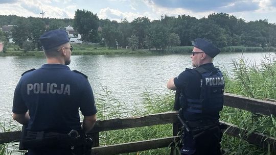 17-latek wszedł w nocy do wody po alkoholu, służby w postawione na nogi