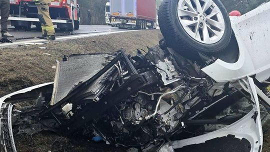 Akcja ratunkowa w zgliszczach auta. Służby walczyły o życie poszkodowanego w rowie