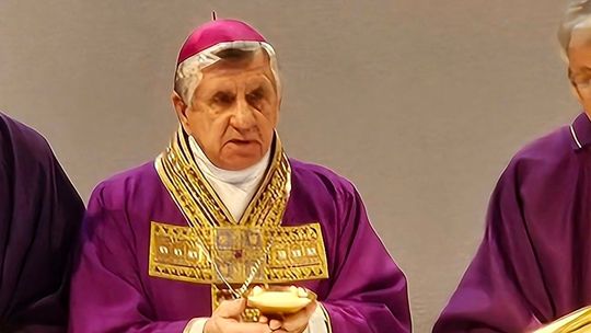 Arcybiskup zrezygnował bo dostał swoiste ultimatum z Watykanu