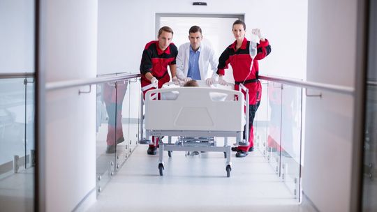Przemoc w szpitalach to codzienność? Ratownicy medyczni walczą z agresją i brakiem szacunku