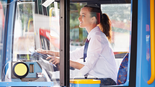 Autobusy nie jeżdżą, bo to skutek wieku kierowcy i... przepisów