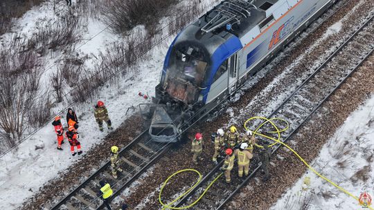 Jeden i za chwilę drugi pociągi uderzyły w Forda. Około 600 osób w wagonach Jeden i za chwilę drugi pociągi uderzyły w Forda. Około 600 osób w wagonach