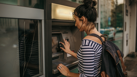 Bankomaty zaskoczyły nas nowościami. Są teraz bardziej dostępne