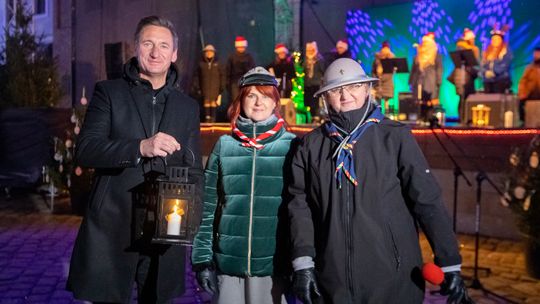 Betlejemskie Światło Pokoju rozświetla urząd