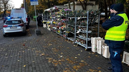 Bezpieczny dzień Wszystkich Świętych. Wzmożona służba policji na cmentarzach Bezpieczny dzień Wszystkich Świętych. Wzmożona służba policji na cmentarzach