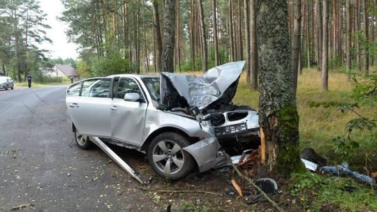 BMW uciekał przed policją. Uderzył w drzewo