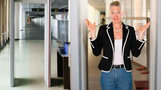 Zanim wejdziemy do szpitala przejdziemy przez bramkę jak w sądzie? Zanim wejdziemy do szpitala przejdziemy przez bramkę jak w sądzie?