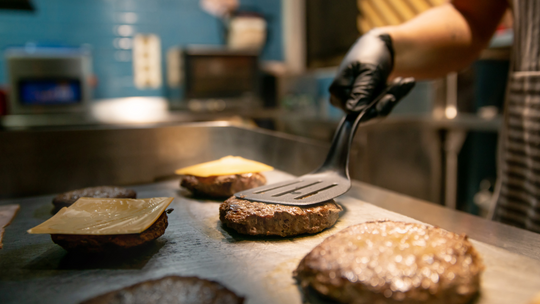 Burger z Biedronki? Czemu nie! Jest tańszy niż w barze