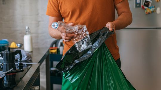 Doliczą kaucję za butelkę i puszkę. Nie wszędzie dostaniesz zwrot