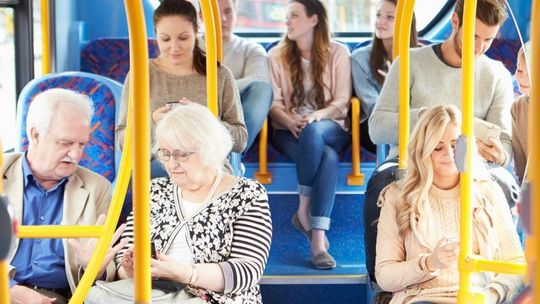 Wejdzie zakaz głośnego używania telefonów w publicznych środkach transportu?
