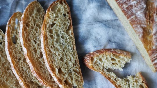 Chleb na kromki. Tak piekarnia kusi klientów, bo wielu z nich nie stać na bochenek