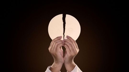 Chorzy na celiakię i spowiedź. Osoby takie mogą przyjmować komunię?