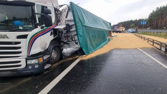 Ciężarówki zablokowały trasę i wysypały tony zboża. Toyota Hilux zmiażdżona przez przewróconą ciężarówkę Scania