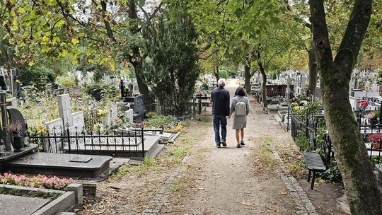 Co jest ważne przy odwiedzaniu grobów? Co należy zrobić?