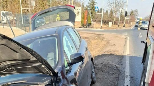 Czarny scenariusz na bezpiecznym odcinku drogi. Rozbite auta i zablokowany przejazd