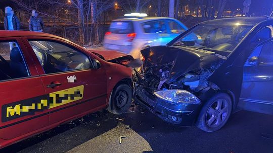 Czołowe zderzenie na krzyżówce. Wśród uczestników taksówka, w tle podejrzenie o jazdę pod wpływem
