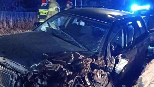 Czołowe zderzenie na skrzyżowaniu. Trzy osoby trafiły do szpitala Czołowe zderzenie na skrzyżowaniu. Trzy osoby trafiły do szpitala