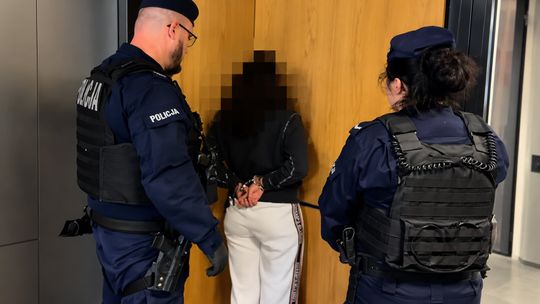 Policja w szkołach zostaje na dłużej. Zabezpieczono maczety, noże i koktajle Mołotowa