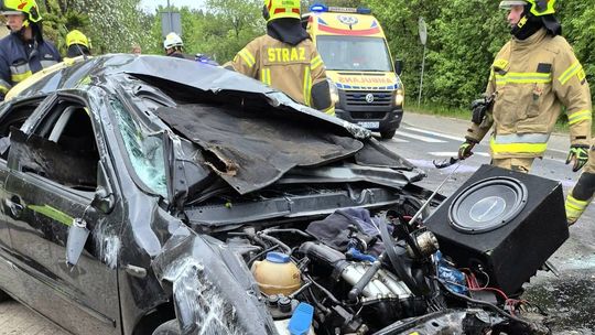 Dachował przed pasami. Samochód kompletnie zniszczony, kierowca może mówić o wielkim szczęściu Dachował przed pasami. Samochód kompletnie zniszczony, kierowca może mówić o wielkim szczęściu