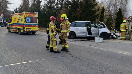 Dramat na łuku drogi. Śmigłowiec LPR lądował na polu przy rozbitym aucie
