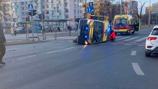 Dramat pod Galaxy: Karetka przewrócona na bok, trwała walka o życie pacjenta w centrum Szczecina