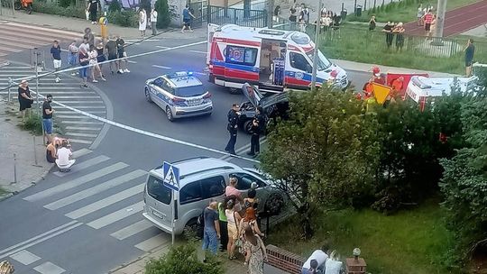 Dramatyczny wypadek motocyklisty na skrzyżowaniu. Ratownicy walczą o życie poszkodowanego