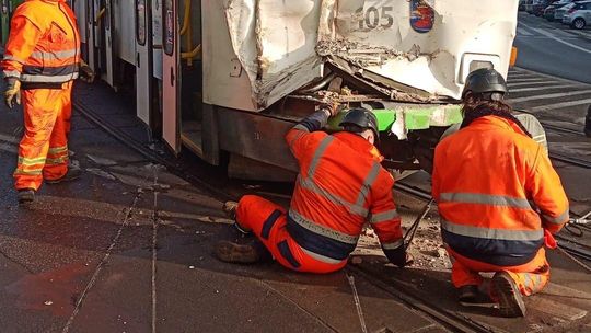 Dramatyczny wypadek tramwaju w Szczecinie. Wypadł z szyn i uderzył w budynek! Dramatyczny wypadek tramwaju w Szczecinie. Wypadł z szyn i uderzył w budynek!