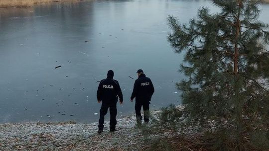 Dzieciaki wchodziły na zamarzniętą Odrę. O krok od tragedii