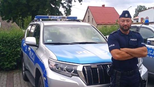 Dziecko zakrztusiło się lizakiem. Policjant uratował mu życie