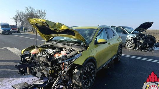 Fatalny poranek trzynastego. Potężna siła uderzenia rozerwała przody aut a ranni trafili do szpitala Fatalny poranek trzynastego. Potężna siła uderzenia rozerwała przody aut a ranni trafili do szpitala