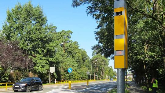 Fotoradary łapią kierowców przekraczających prędkość. Czerwone światło i kamery bez znaków ostrzegawczych
