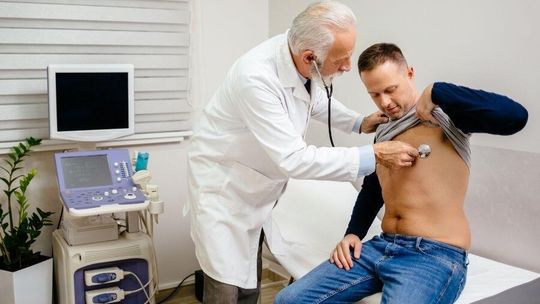 Lekarz podczas majówki. Sprawdź zasady nocnej pomocy lekarskiej i dowiedz się kiedy jechać na SOR