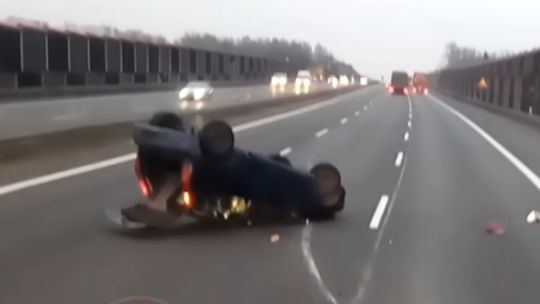 Groźne dachowanie na autostradzie. Myślała, że się zmieści między autami [VIDEO]