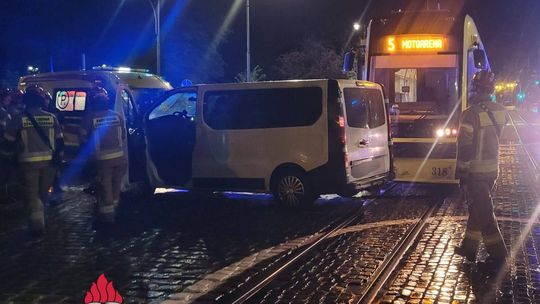 Groźne zderzenie na torowisku. Tramwaj uderzył w boczny pas białego busa