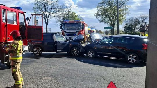 Groźne zderzenie trzech samochodów. Bilans wypadku to trzy osoby poszkodowane i zniszczone ogrodzenie