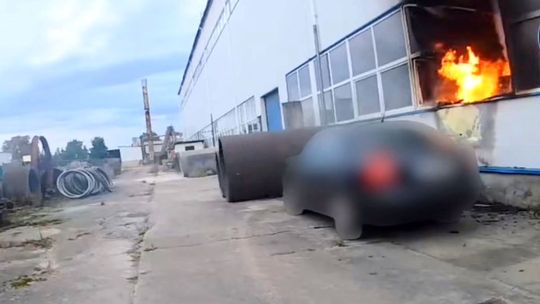 Groźny pożar hali. Zobacz jak przytomna reakcja policjantów uratowała sytuację