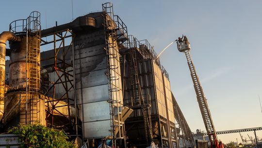 Groźny pożar z trującymi gazami? Poszkodowany w szpitalu