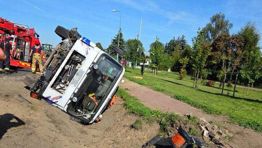 Groźny wypadek ciężarówki. Jedna osoba trafiła do szpitala, na miejscu działała grupa specjalistyczna