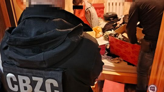 Nielegalny handel lekami+. Groźne obietnice przerwania ciąży przyciągają zdesperowane kobiety