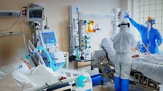 Hospitalizacji wymaga coraz więcej pacjentów z COVID-19