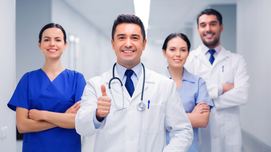 Ile mają zarabiać lekarze? Porównano pensje w innych krajach i będą rozmowy