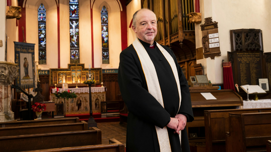 Co powinna zawierać koperta dla księdza? Wierni zadeklarowali, ile do niej włożą