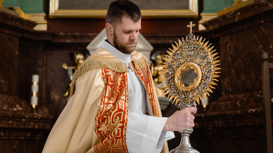 Wiemy, ile mniej więcej zarabiają księża? Zarobki zróżnicowane