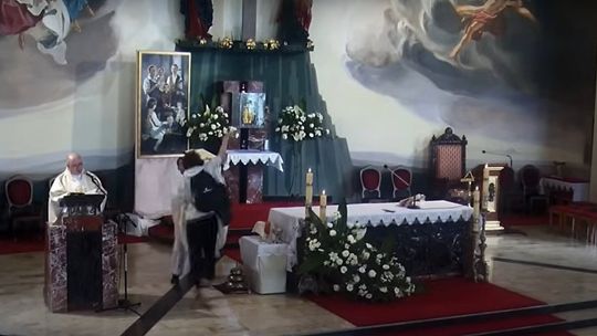 Dziwne zachowanie w kościele podczas mszy w Boże Ciało. Agresywny mężczyzna nagrany