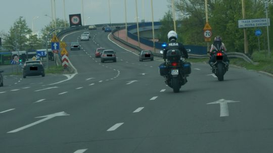 Jechał na sądowym zakazie. I do tego ta noga