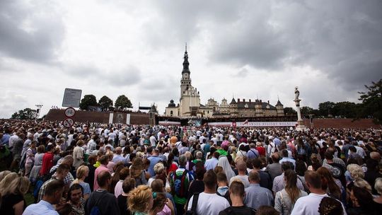 Nasi pątnicy już wyszli, a kolejni dołączają. Pielgrzymi już w drodze