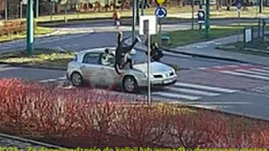 Pieszy podcięty przez auto zrobi salto [WIDEO]