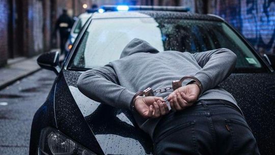 Kierowcę musieli szybko zakuć i rzucić na maskę. Nie jechał sam