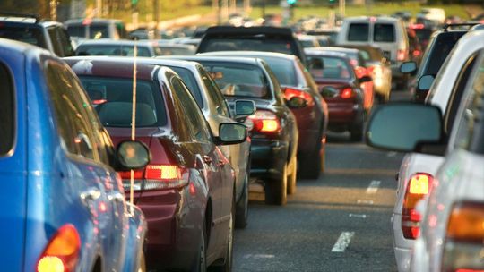 Właściciele elektryków stracą przywilej. Ponownie staną w korkach?